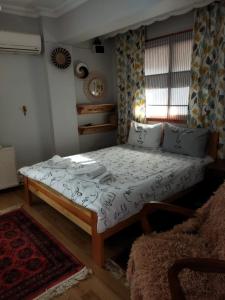 1 dormitorio con 1 cama en una habitación en Nelly Guesthouse, en Estambul