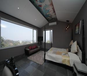 Postel nebo postele na pokoji v ubytování 360 South, Khandala