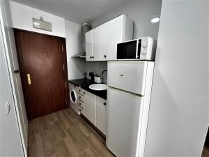 Kuchnia lub aneks kuchenny w obiekcie VER7 - ESTUDIO, Wifi, Fire Stick Amazon, Terraza, Vistas al mar, Piscina