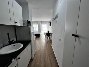 Kuchnia lub aneks kuchenny w obiekcie VER7 - ESTUDIO, Wifi, Fire Stick Amazon, Terraza, Vistas al mar, Piscina