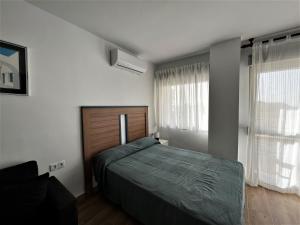Łóżko lub łóżka w pokoju w obiekcie VER7 - ESTUDIO, Wifi, Fire Stick Amazon, Terraza, Vistas al mar, Piscina