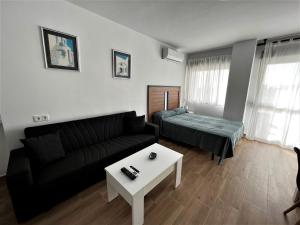 Posteľ alebo postele v izbe v ubytovaní VER7 - ESTUDIO, Wifi, Fire Stick Amazon, Terraza, Vistas al mar, Piscina + 28 fotografií
