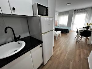 Kuchnia lub aneks kuchenny w obiekcie VER7 - ESTUDIO, Wifi, Fire Stick Amazon, Terraza, Vistas al mar, Piscina