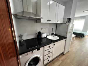 Kuchnia lub aneks kuchenny w obiekcie VER7 - ESTUDIO, Wifi, Fire Stick Amazon, Terraza, Vistas al mar, Piscina