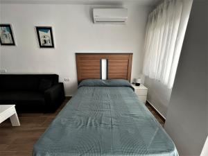 Łóżko lub łóżka w pokoju w obiekcie VER7 - ESTUDIO, Wifi, Fire Stick Amazon, Terraza, Vistas al mar, Piscina