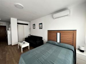 Łóżko lub łóżka w pokoju w obiekcie VER7 - ESTUDIO, Wifi, Fire Stick Amazon, Terraza, Vistas al mar, Piscina
