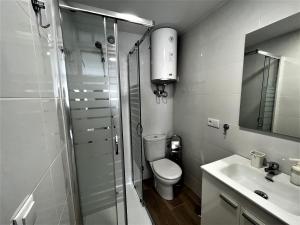 łazienka z toaletą, umywalką i prysznicem w obiekcie VER7 - ESTUDIO, Wifi, Fire Stick Amazon, Terraza, Vistas al mar, Piscina w mieście Torremolinos