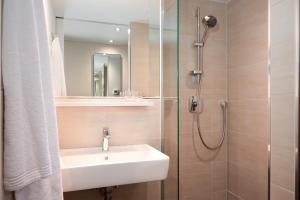 Ein Badezimmer in der Unterkunft Leonardo Hotel Vienna City West