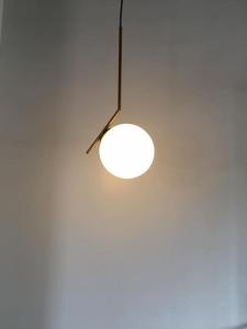 una lámpara colgando del techo de una habitación en Gorgeous Studio Suite w/ King size bed en Antipolo