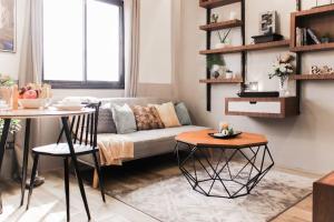 uma sala de estar com um sofá e uma mesa em Gorgeous Studio Suite w/ King size bed em Antipolo
