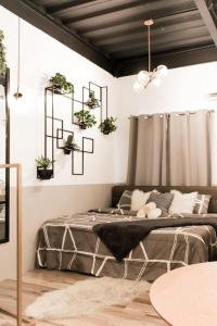 een slaapkamer met een bed met planten aan de muur bij Gorgeous Studio Suite w/ King size bed in Antipolo