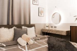 een slaapkamer met een bed met een wastafel en een spiegel bij Gorgeous Studio Suite w/ King size bed in Antipolo