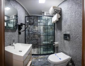 Um banheiro em Luxury Airport Hotel By Zazzoni-İstanbul Airport