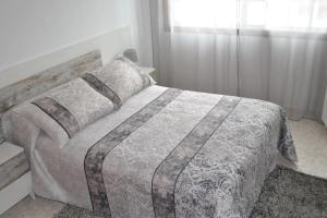 ein Schlafzimmer mit großem Bett und Fenster in der Unterkunft Piso vistas al mar. Playa de Aguete. Rías Baixas. in Marín