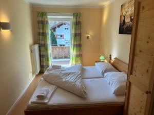 a bedroom with two beds and a window at Moderne Ferienwohnung im Familienparadies MoNi, FeWo 12 in Thiersee