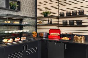 Küche/Küchenzeile in der Unterkunft Leonardo Hotel Vienna City West