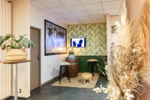 TV a/nebo společenská místnost v ubytování Auberge de jeunesse HI Bordeaux-Blanquefort - Ex Otellia