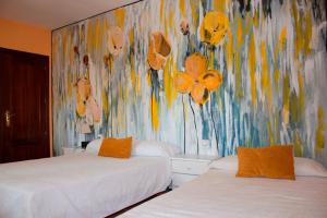 En eller flere senge i et værelse på La Casa de la Piscina,ideal para familias y grupos + 16 billeder