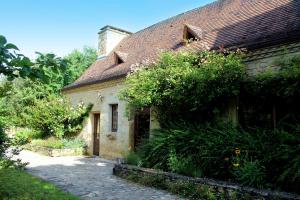Saint-Cybranet的住宿－Domaine du Fraysse L'Ermitage un coin de paradis，一座古老的石头房子,外面有砖砌的走道