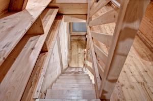 una escalera de madera en una casa pequeña en Apartamenty Światłomir, en Zakopane