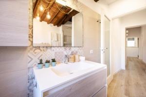 ルッカにあるSibilla Luxury Flat in center townの白い洗面台と鏡のあるバスルーム +32枚の写真