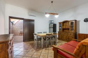 Η κουζίνα ή μικρή κουζίνα στο Casa Ulbia by BarbarHouse +11 φωτογραφίες