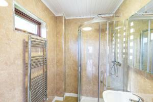 O baie la Bluebell Lodge 3 with Hot Tub +16 fotografii