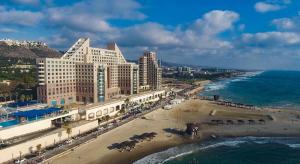 een luchtzicht op een strand met gebouwen en de oceaan bij Almog Tower in Haifa