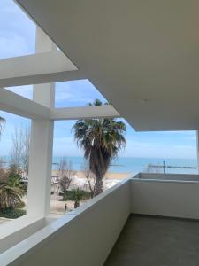 サン・ベネデット・デル・トロントにあるHotel Villa Coralloの家のバルコニーからビーチの景色を望めます。