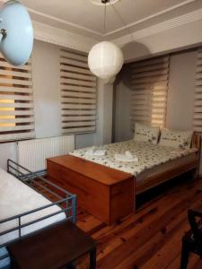イスタンブールにあるNelly Guesthouseのベッドルーム1室(大型ベッド1台、窓2つ付)