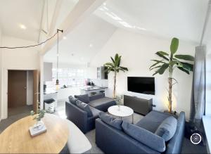 una sala de estar con 2 sofás azules y una mesa. en Luxury Apartment In The Heart of Leicester With Parking, en Leicester