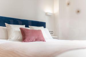 Posteľ alebo postele v izbe v ubytovaní Cozy apartment with parking in the center by REMS