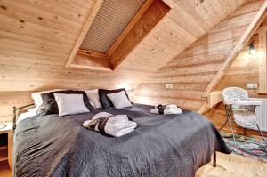sypialnia z dużym łóżkiem w drewnianym domku w obiekcie Apartamenty Światłomir w Zakopanem