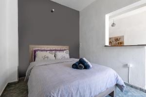 a bedroom with a bed with a blue bag on it at Beautiful apartment LA in Larisa