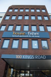 um edifício com uma placa de casa de desastre em House of Fisher - 100 Kings Road em Reading