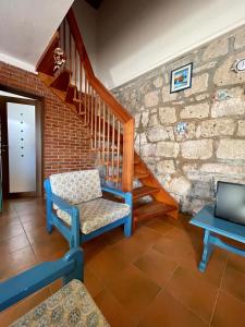 Habitación con escalera, silla y mesa. en Antica Peschiera Porto Botte, en Porto Botte
