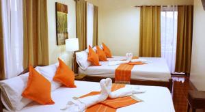 2 Betten in einem Hotelzimmer mit Handtüchern darauf in der Unterkunft Haisa Apartment in Coron