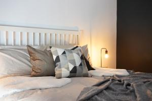 ein Schlafzimmer mit einem Bett mit Kissen darauf in der Unterkunft L'Alberghetto in Trinità