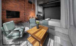 MONTOWNIA Lofts & Experience的电视和/或娱乐中心