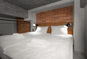 MONTOWNIA Lofts & Experience客房内的一张或多张床位