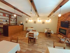 - un restaurant avec des tables et des chaises dans une salle dans l'établissement Рудий Лис, à Skhidnitsa