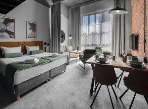 格但斯克MONTOWNIA Lofts & Experience的一间带床的卧室和一间餐厅