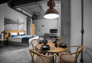 MONTOWNIA Lofts & Experience客房内的一张或多张床位