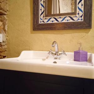 Sant Jordi DesvallsにあるL'espigol "antiga era"の白い洗面台(鏡、紫の箱付)