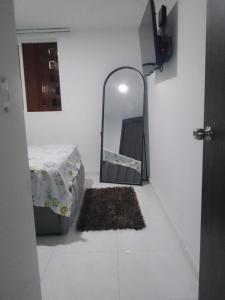 a bedroom with a mirror and a bed with a rug at Apartamento en el centro de la ciudad bonita a muy buen precio in Bucaramanga