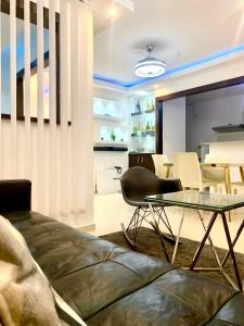 - un salon avec un canapé et une table en verre dans l'établissement Moderno Penthouse, 