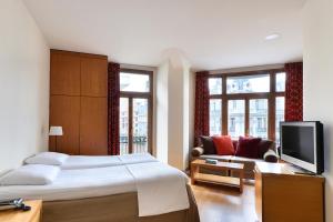 TV a/nebo společenská místnost v ubytování Le Palace Hotel