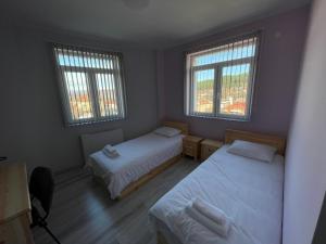 Семеен Хотел Сестримо tesisinde bir odada yatak veya yataklar