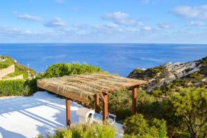 a pavilion with the view of the ocean at Maridea - Vairone in Ponza