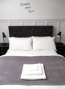 سرير أو أسرّة في غرفة في The Scandi Cottage